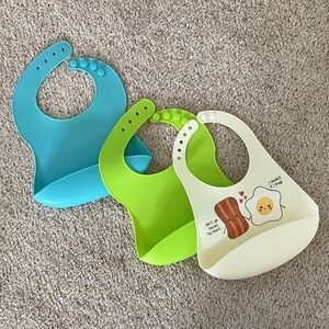 🌟 3 for $12 • silicone baby bibs